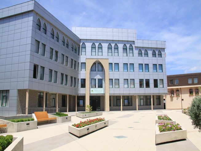 Objekti Ambiente të jashtme të Fakultetit të Studimeve Islame