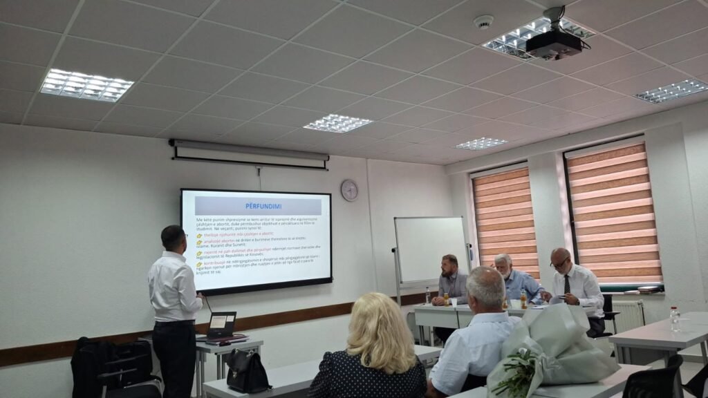 Studenti Labinot Ademi, mbrojti temën e nivelit MA në Fakultetin e Studimeve Islame në Prishtinë