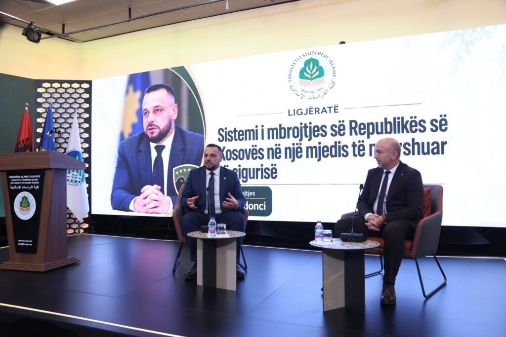 Ministri i mbrojtjes i Republikës së Kosovës, Ejup Maqedonci ligjëron para studentëve të Fakultetit të Studimeve Islame